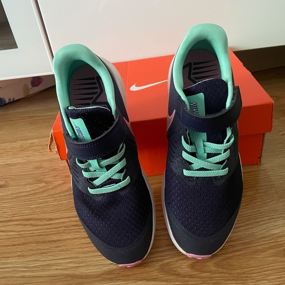🛑SOLD🛑 Girls Nike shoe - Picture 3 of 6